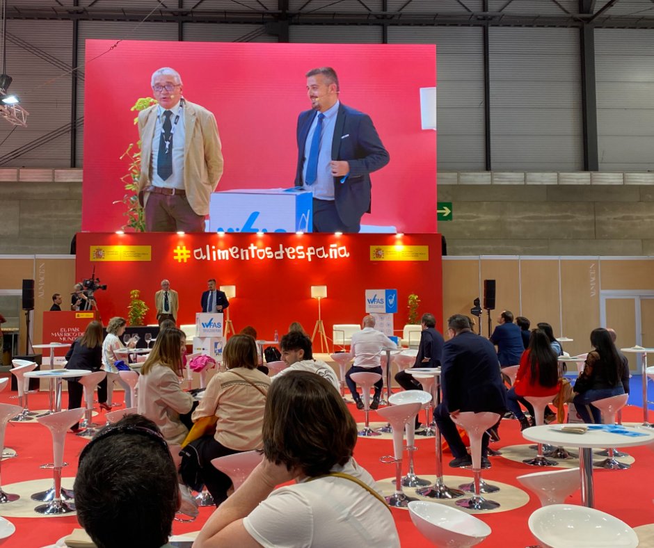 wildandfrozen's tweet photo. Ayer estuvimos en @GrupoGourmets  presentando el sello @wildandfrozen. Además, hicimos un showcooking con desgustación gratuita de dos preparaciones de merluza y pota elaboradas por el chef Miguel F. Vidal del restaurante Morgana. 

Gracias a #alimentosdespaña y al @mapagob 👏🏻 https://t.co/Fby9gMxSgv