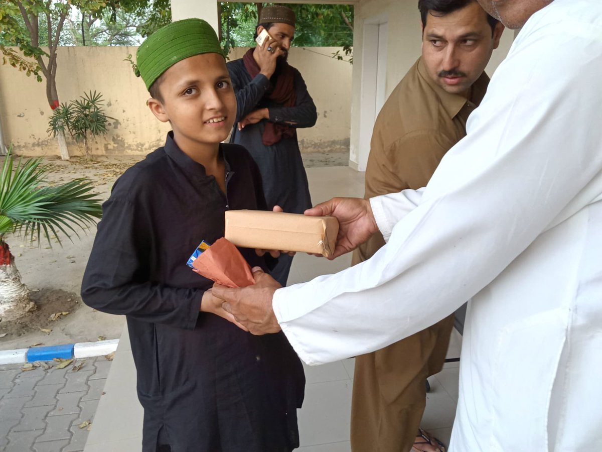 datelineAG's tweet photo. Celebrating Ramzan’s spirit of community outreach &amp; care, we at our plant at Rana Town distributed over 100 #ecofriendly boxes of healthy food and juice boxes prior to Iftari. #AGcares #Ramzan2023 #RamzanKaram #LubGas https://t.co/97y7tc52CH