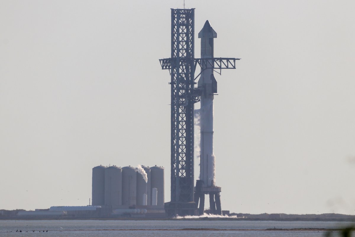 SpaceflightNow's tweet photo. SpaceX scrubbed the first test launch of its huge new rocket Monday due to a frozen valve in the pressurization system on the 33-engine Super Heavy booster, delaying the widely-anticipated flight from South Texas until at least Thursday. https://t.co/DZ69Td1psJ https://t.co/j1Au1l2lBa