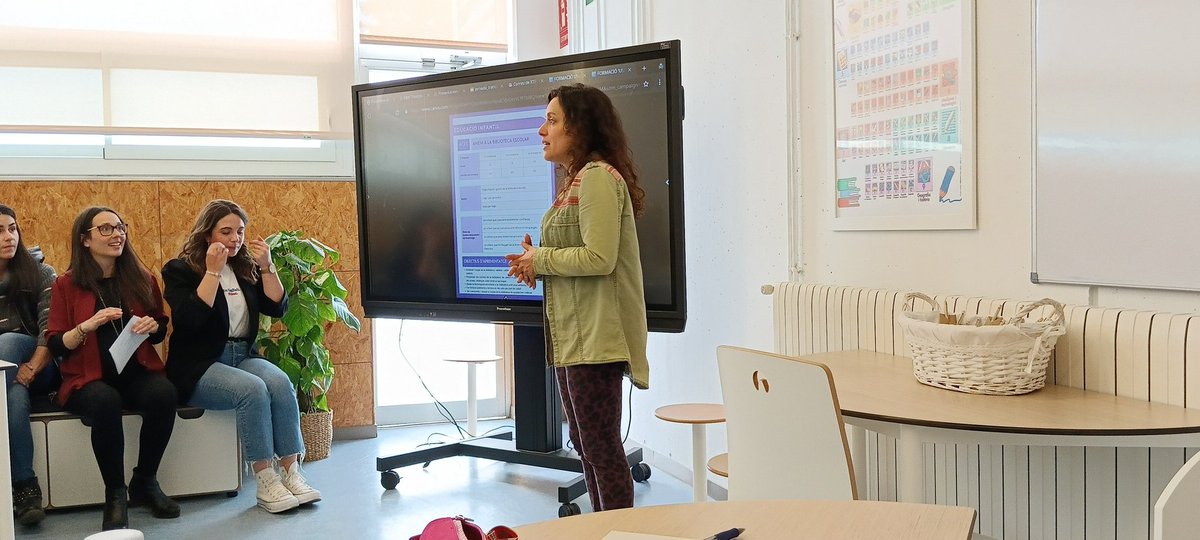 bescat_be's tweet photo. La Desi, la Judith, la Laia, la Mireia i la Paula de l'escola @angelsalemanyb1 ens expliquen la seva unitat didàctica de formació d'usuaris/es arran del JS a l'AICS d'Amsrerdam. #CETE @EplusCatEdu @MCpuntedu https://t.co/WsPcl9uhCg