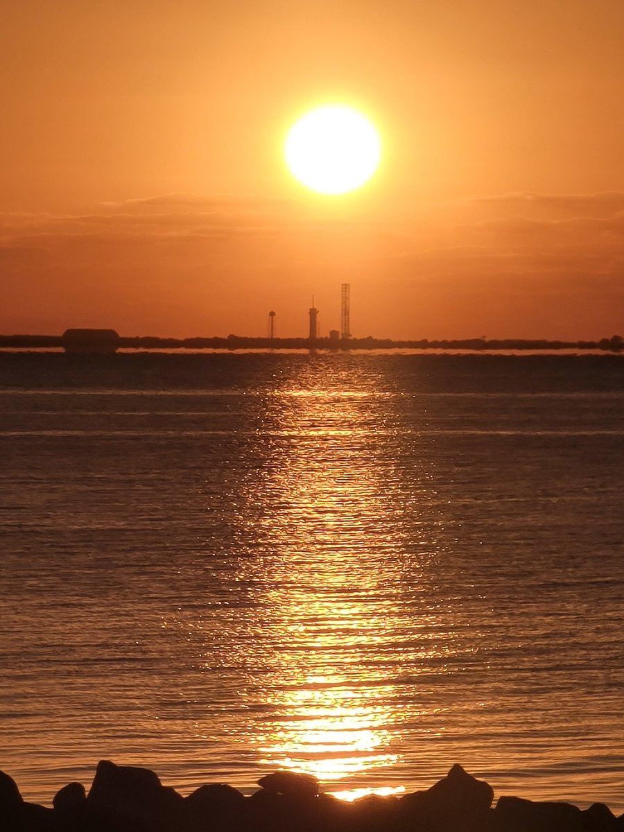 SpaceCoastSkies's tweet photo. Large & in charge #sunrise #LC39 #Flwx #SpaceCoastSkies #StormHour #portrait #FalconHeavy https://t.co/8vgfbbDfLw