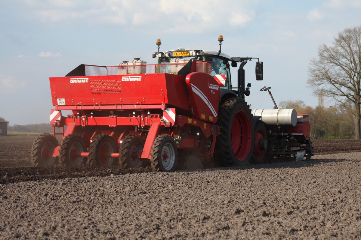 HiddinkJob's tweet image. Gisteravond was ik in Winterswijk voor een fotoartikel over aardappelen poten. Erik Snijders kon gelukkig weer verder na de regen vorige week. Nog bijna 300 ha te gaan. Snel meer in @nieuweoogstnl 🥔 🥔 #Achterhoek #voorjaar #poten