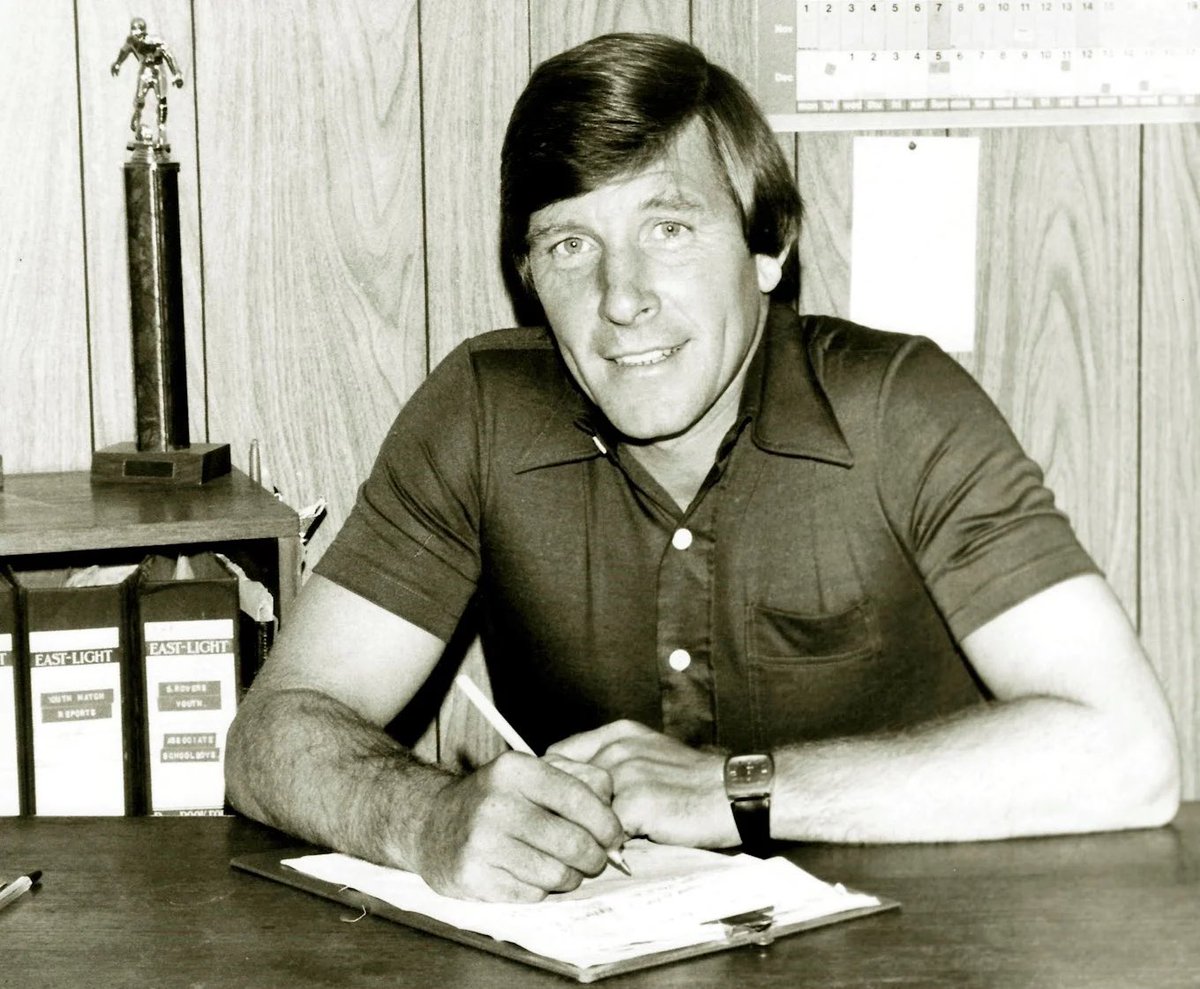 👏 There will be a minute’s applause before kick-off tonight at our game with <a href="/swfc/">Sheffield Wednesday</a> in memory of our former manager - and ex-Wednesday legend - Don Megson, who sadly passed away last month. 

#BristolRovers