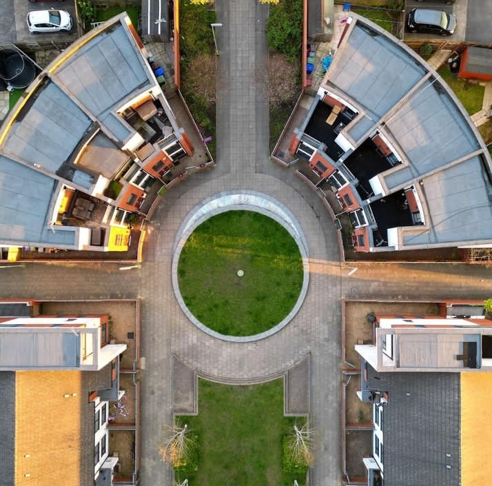 Manchester City's old stadium, Maine Rd, Moss Side, got re-developed into housing with the Maine Rd pitch centre circle spot still bang in the middle of the housing. 

#MossSide #mcfc #Manchester 🐝