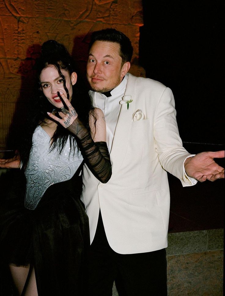 monthlyelon's tweet photo. elon musk with a fan https://t.co/HPDgW1pv1M