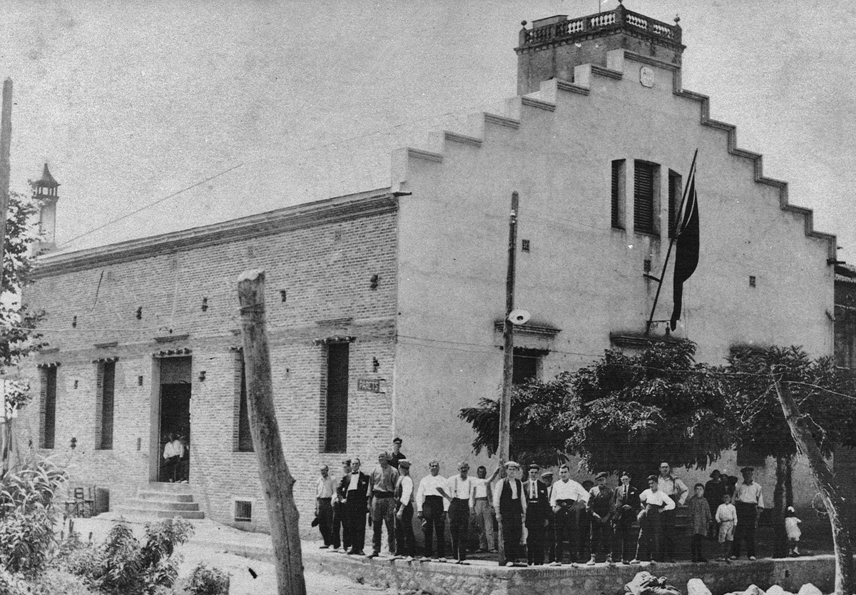 el_farlandu's tweet photo. Sabeu què va ser la Secció Montepio?

La Cooperativa Obrera La Progressiva, fundada pels treballadors de la fàbrica la Linera el 1912, decideix obrir un servei mutualista per als seus socis: la Secció Montepio. En plena dictadura i en un moment on no existia la sanitat pública... https://t.co/z0JFbaPTK4