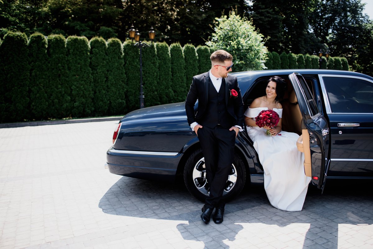 💍✨Votre grand jour mérite une arrivée spectaculaire! 💒🌹 Optez pour notre service de limousine haut de gamme pour votre mariage et laissez-nous vous transporter dans le luxe et le style. #ServiceLimousine #MariageDeRêve #ArrivéeSpectaculaire #MariageLuxe #TransportMariage