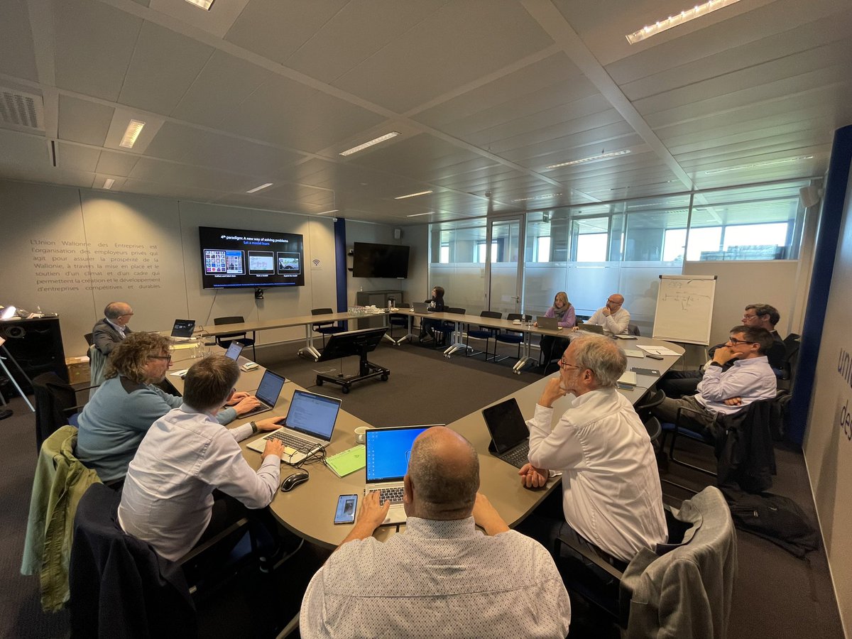 lisalombardibe's tweet photo. Commission Numérique @uwe_asbl consacrée à l'évolution des modèles génératifs et de l'impact de ceux-ci pour les entreprises. Comme le dit Bernard Persoons de #bisoft, les neurones artificiels rencontrent nos propres neurones :)
#IA #UWE https://t.co/QQeL0rP79X