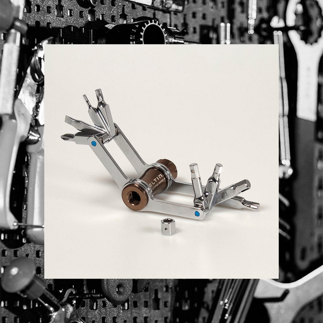 Multiherramienta 10 en 1 + CO2, la más compacta y versátil. Todo lo que necesitas cabe en la palma de tu mano.

✔️La llave ideal para transportar y llevar siempre contigo en tus salidas ciclistas.

🔧Cabezas: Allen 2-2,5-3-4-5-6-8 / Phillips 2 / Plana 5 / Torx 25
📐50x59x21mm