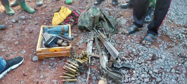 AfricaSecondes's tweet photo. 🇨🇩 #RDC : 🚨 Combats entre troupes EAC-M23, l'armée #Burundaise présente des #M23 capturés, des uniformes de l'armée #rwandaise, des armes et munitions saisies lors des affrontements ce week-end sur l’axe #Kabati-#Magera en bas de Kilolirwe en territoire de #Masisi au Nord-Kivu. https://t.co/ln2G4qGsOs