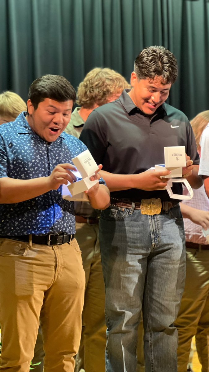 KenLovell75's tweet photo. Last night was special.  So blessed to be a part.  

Eric Graham with @SR_ChampRings did an amazing job on the Rings.  So much attention to detail but the presentation was the best part. 😏❤️ https://t.co/xieabOSHxd