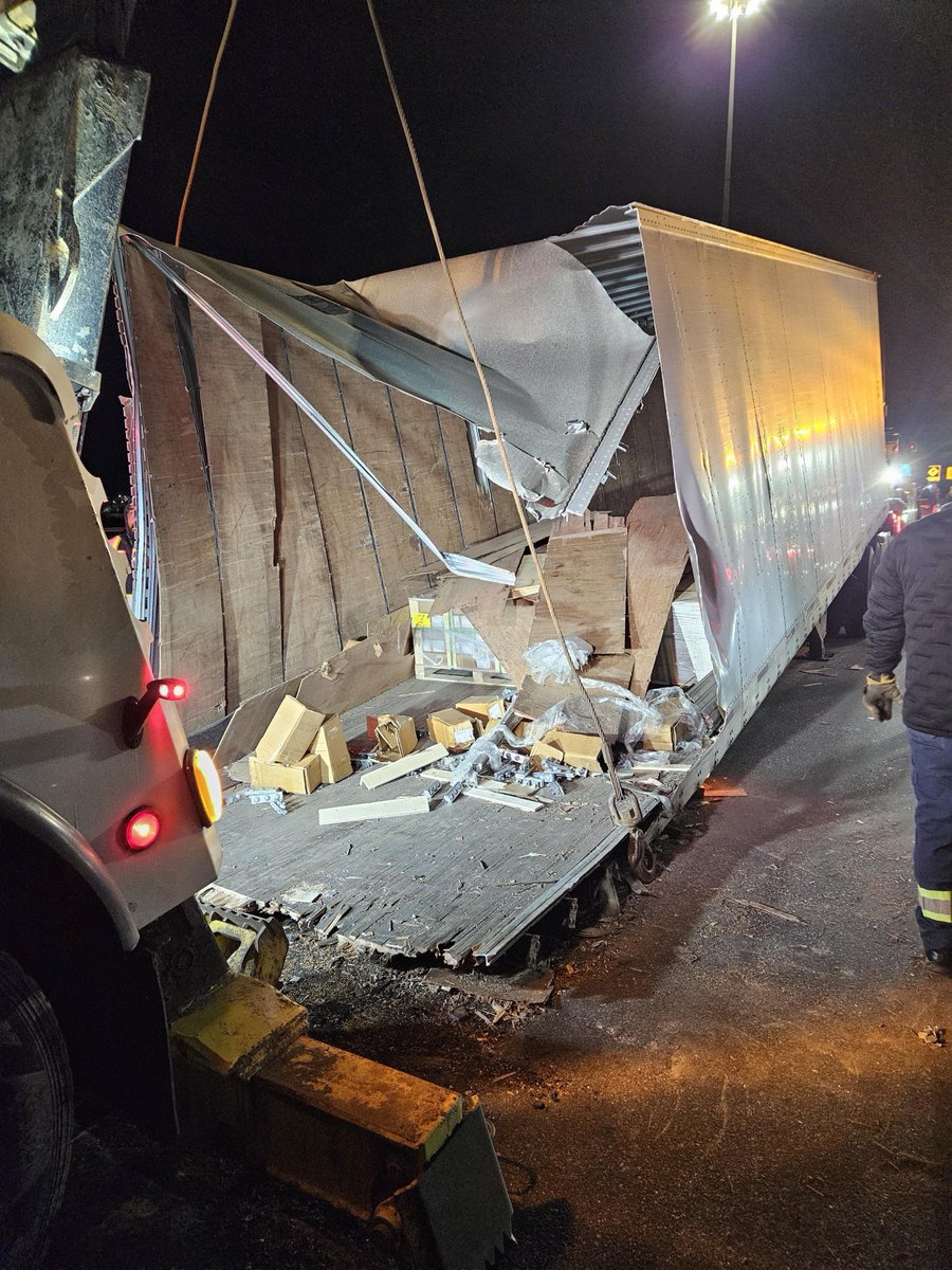 Structural failure of trailer loaded with auto parts. #Hwy427/MajorMac. All lanes have reopened.