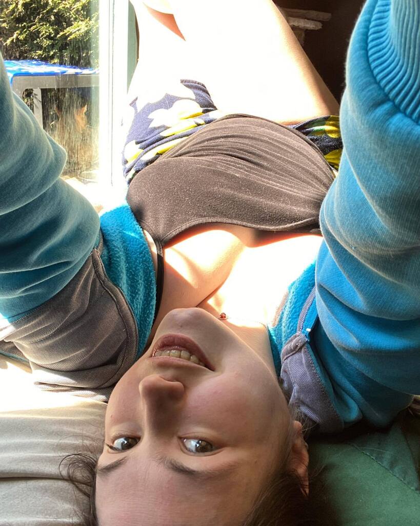 Lizarding is life. 😂🌞 Yes, I'm on the back of my sofa again. lol. https://t.co/VwDlKiSrV1 https://t.co/I1cwnz6WTw