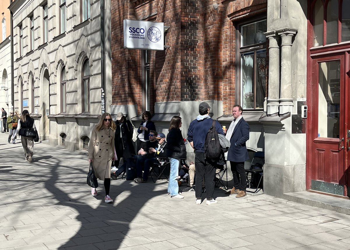 Nu börjar kön utanför vårt kontor för att köpa band till Valborgspubrundan! Läs mer om tillställningen samt vårt valborgsfirande på Skansen:

ssco.se/2023/04/17/sof…