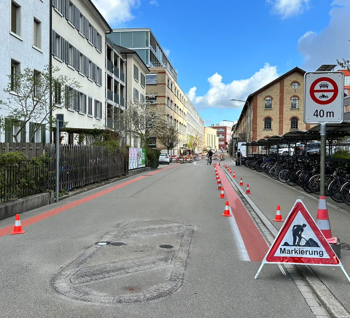 provelozuerich's tweet photo. Die Veloschnellroute vom HB Winti nach Töss nimmt Form an: Parkplätze und Rechtsvortritt sind aufgehoben – und auf die roten Steifen am Rand soll ein ganzflächiger roter Belag folgen. @spwinti @KlimastreikW https://t.co/Tj0LD0vOK5
