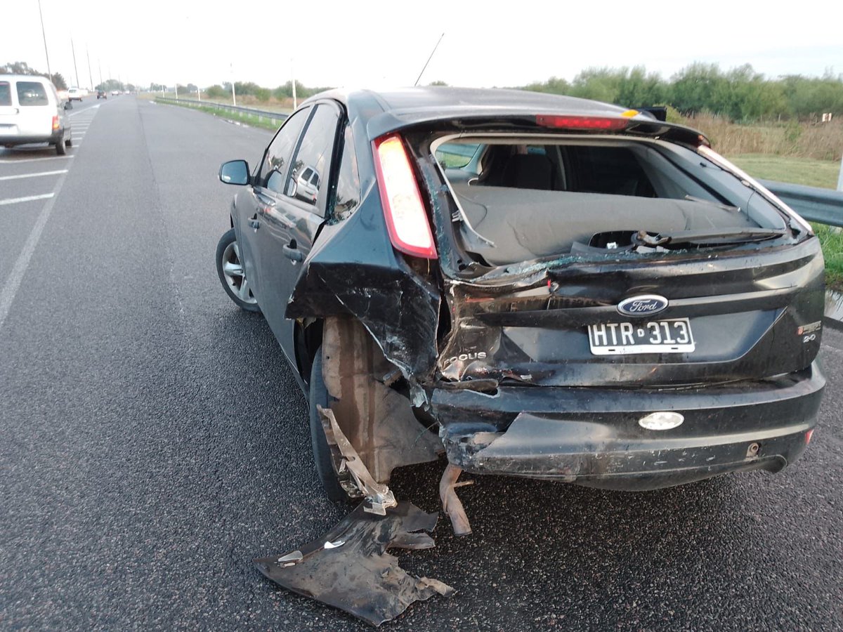 bagliettoc's tweet photo. #AuBALP: 
Accidente en el km 49 sentido a CABA, afecta el carril 1.
Choque y vuelco

@radiolared https://t.co/GDnLh72Qnw