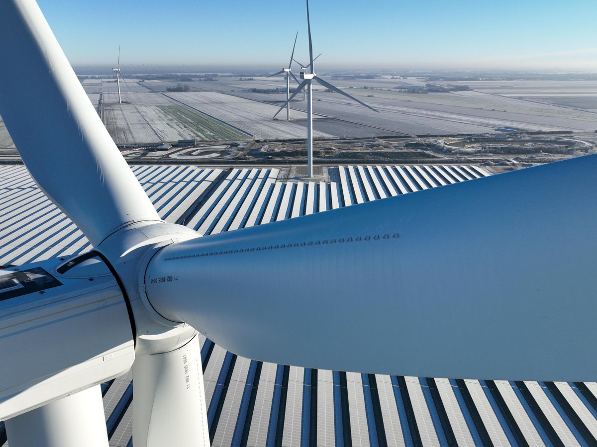 Shell_Nederland's tweet photo. ⚡ Energiepark Pottendijk is vandaag officieel geopend. Vlakbij Emmen wekken 14 windturbines en 90.000 zonnepanelen samen stroom op gelijk aan bijna een derde van het totale elektriciteitsverbruik van de inwoners en bedrijven van Emmen. Meer info 👉 https://t.co/yheEWuU2Yv https://t.co/I0UxcERaeK