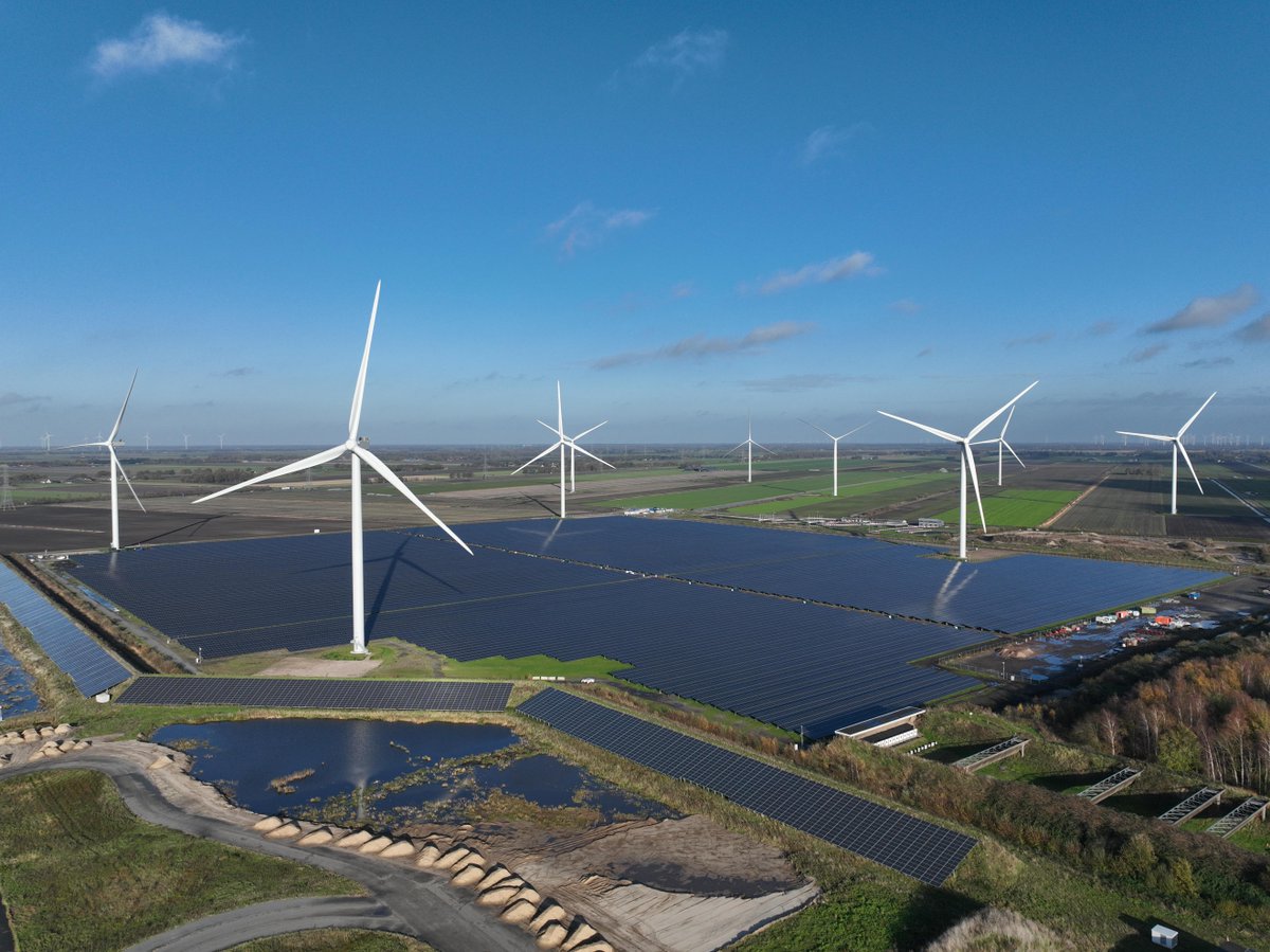 Shell_Nederland's tweet photo. ⚡ Energiepark Pottendijk is vandaag officieel geopend. Vlakbij Emmen wekken 14 windturbines en 90.000 zonnepanelen samen stroom op gelijk aan bijna een derde van het totale elektriciteitsverbruik van de inwoners en bedrijven van Emmen. Meer info 👉 https://t.co/yheEWuU2Yv https://t.co/I0UxcERaeK