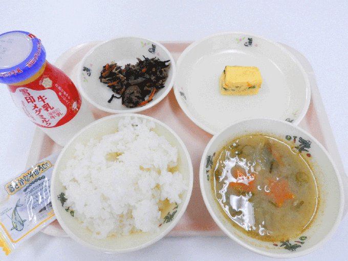 chuchu_kansa's tweet photo. 豊中市の小学校高学年の給食…
おかずの量が、ありえないです。
無償化とか、子ども食堂のまえに、
これがふつうでよいのか？ダメやろ

#岩永りょう https://t.co/9PBnkyNhkR