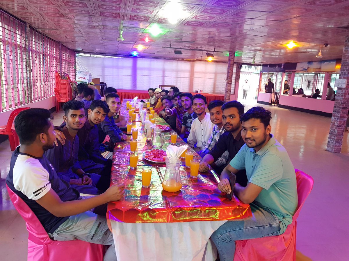 badrulmunabbar's tweet photo. After 4 years with friends in college life, I got together through an iftar program.

#4years #friend #collegelife #together #iftar #program #collegefriends #collegefriend #friends #iftar23 #iftartime #collegefriends❤️ #part3 #end https://t.co/4GItY7c71O