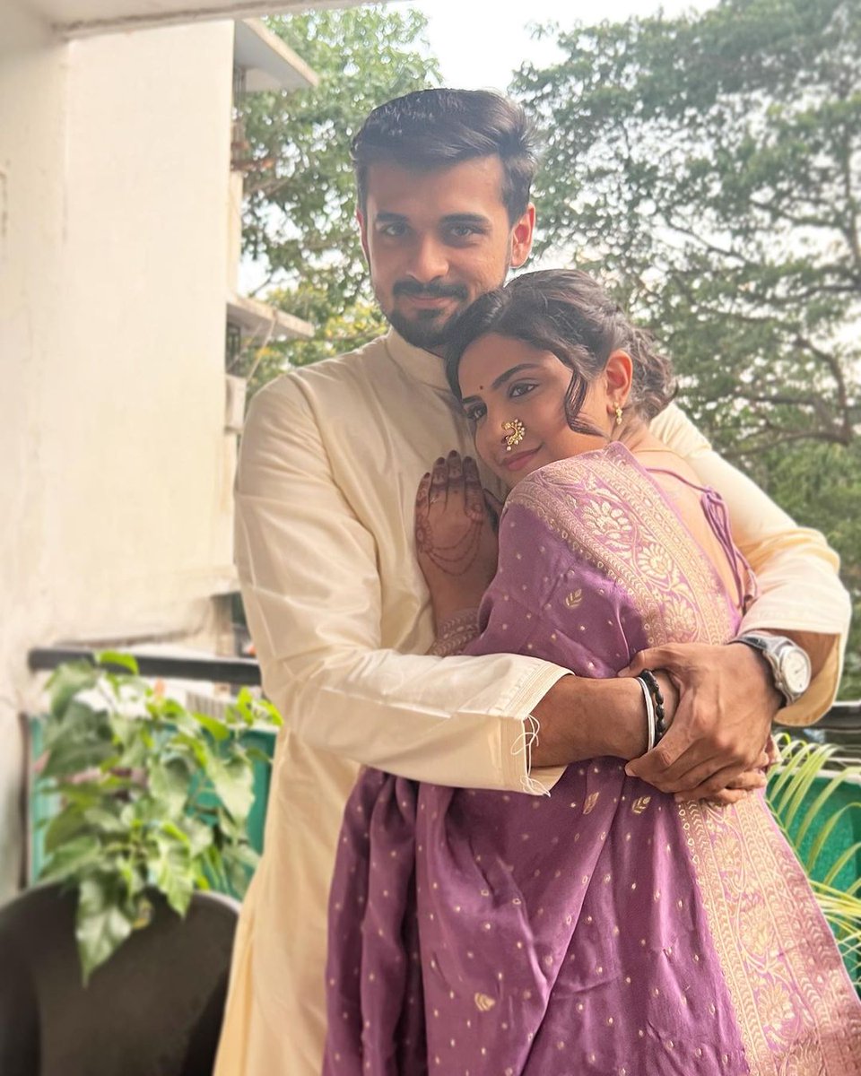 Actress #JanakiPathak shares the beautiful pictures with beau #DarshanLineswala from their #Roka ceremony❤️ Heartiest congratulations to the new couple 💐💐❤️❤️
@janakibazi

#RokaCeremony #MajhiMansa #MajhiManasa #CoupleGoals #EntertainmentKaDoubleDose.

Follow- @Entertainmnt2x .