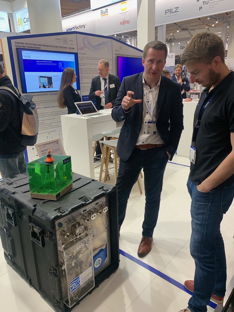 marispace_x's tweet photo. Marispace-X-Koordinator Jann Wendt von der @northio_gmbh ist heute vor Ort und präsentiert als besonderes Exponat aus dem @marispace_x Use Case Munition-im-Sea den Xplotector, dessen Live-Daten in Zukunft nahtlos in die maritime Datenplattform integriert werden können. 2/3 https://t.co/uVnbf9gmnD