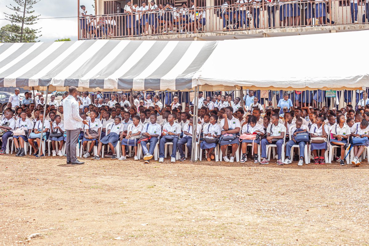 Vendredi 14 avril, Rencontres de l’Excellence, initiative du ministère de l’éducation nationale en partenariat avec le FMI, tenue au lycée de Mikolongo. 
#Gabon #FMI #OMS 

Guest speaker: le représentant résident de l’OMS au Gabon.