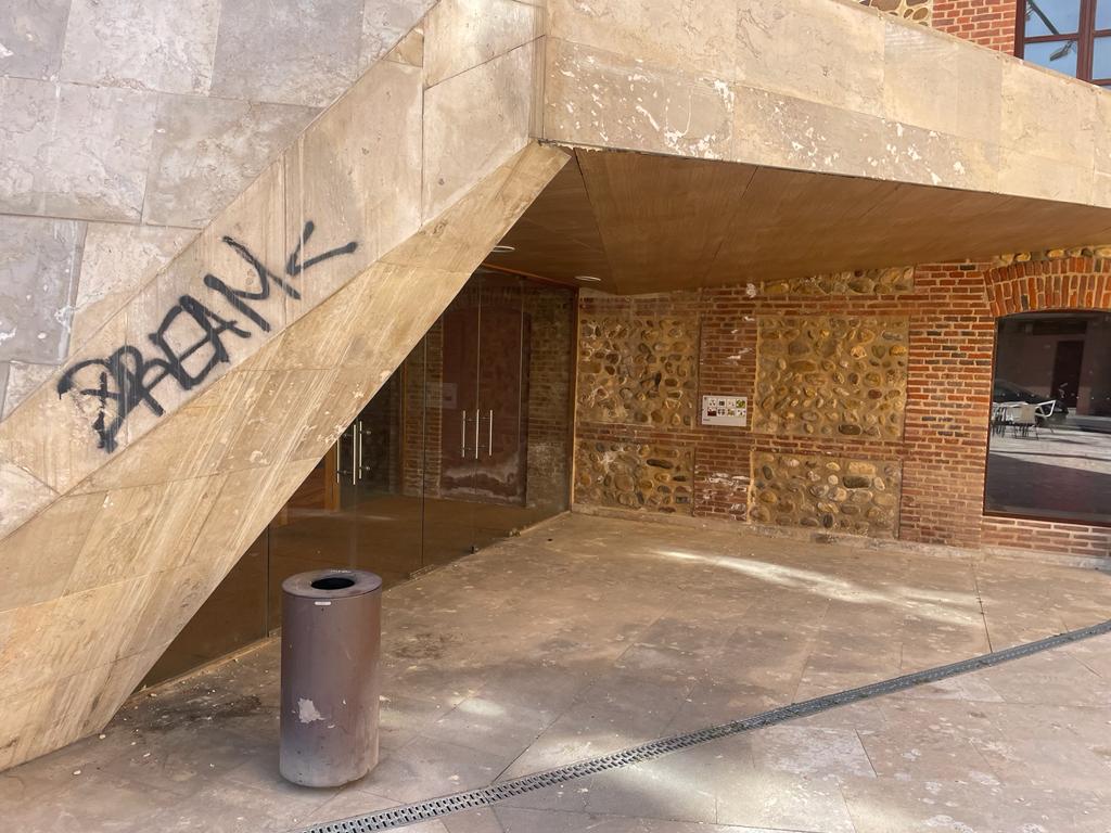 NoeliaAlvarezD3's tweet photo. En el 2015, el PP logró terminar las obras de rehabilitación de Arau que costaron ocho millones de euros a los ciudadanos. Ocho años después amenaza ruina. Ocho años de abandono socialista. En el Camino de Santiago https://t.co/LHJff2omqQ  #leonesp @PPRabanedo https://t.co/K9DMov2kpV