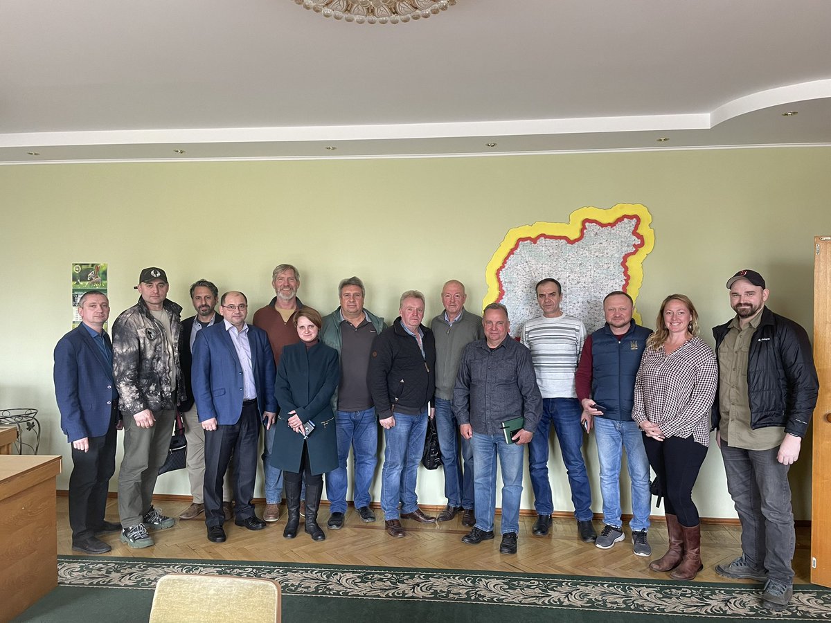 _BlueAtlas_'s tweet photo. Humbled and inspired to meet the Director of #Agriculture here in #Chernihiv #ukraine and representatives of the #farm community to best assess damage to #field and #equipment . Join us by texting UKRAINEAG to 44-321
#farmers #FoodSecurity #demine #service #rebuildukraine https://t.co/mSxClBDati