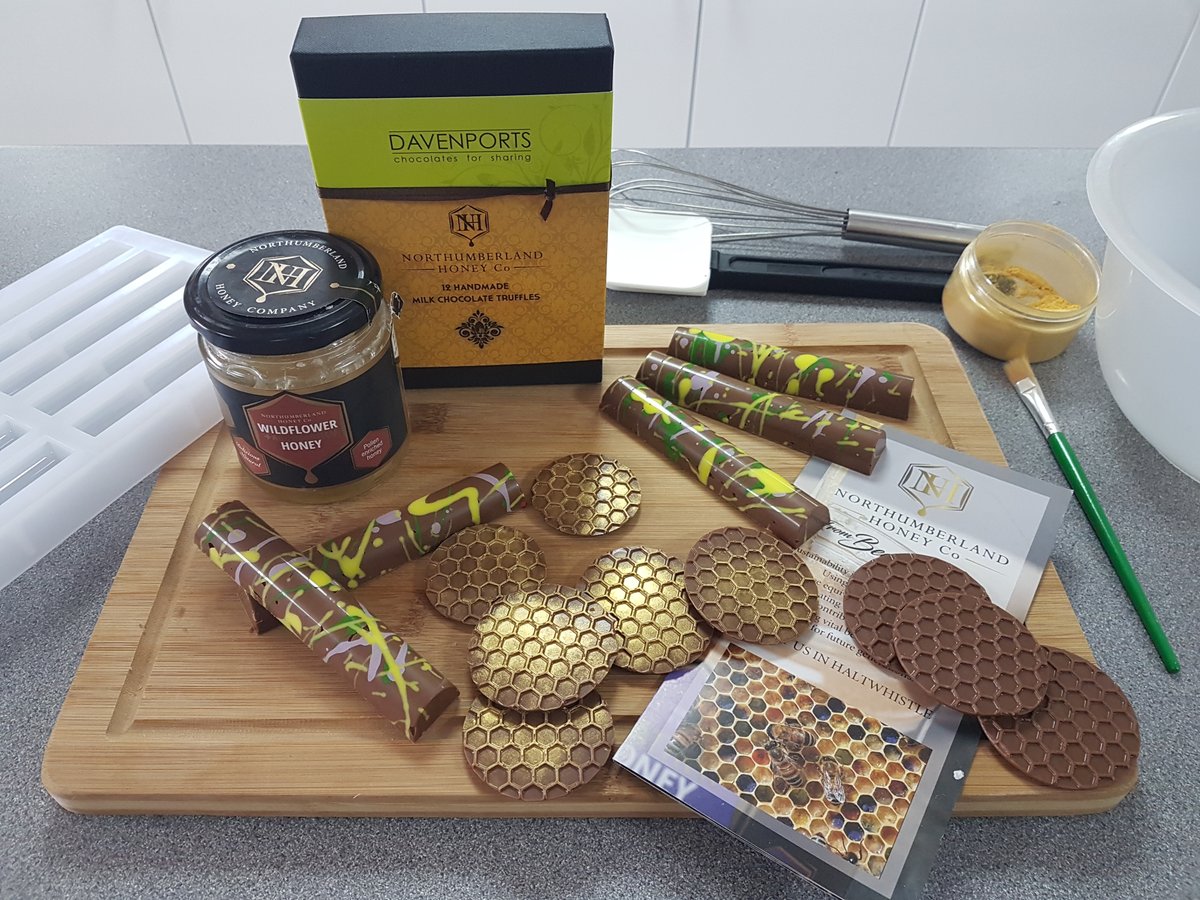 We're now taking bookings for our new "supperclub" chocolate workshops, with a new special guest ingredient each month. Tickets £27.50 
Book on Eventbrite here: eventbrite.com/cc/chocollabor…