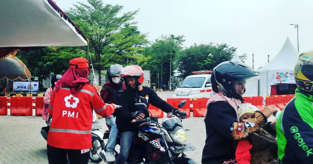 pmicilegon's tweet photo. Selasa, (18/4/2023) Relawan @pmicilegon bagikan masker kepada para pemudik disekiran Posko Siaga Lebaran yang berada di Pelabuhan Pelindo II Ciwandan, Kota Cilegon-Banten
#PMIKotaCilegon #PAMLebaran #PoskoSiagaLebaran #RelawanPMI #MudikLebaran #PMISlaluBantu #Cilegon #KotaCilegon https://t.co/jWrhAcSStE