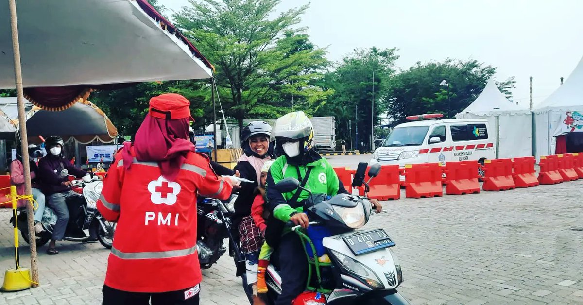 pmicilegon's tweet photo. Selasa, (18/4/2023) Relawan @pmicilegon bagikan masker kepada para pemudik disekiran Posko Siaga Lebaran yang berada di Pelabuhan Pelindo II Ciwandan, Kota Cilegon-Banten
#PMIKotaCilegon #PAMLebaran #PoskoSiagaLebaran #RelawanPMI #MudikLebaran #PMISlaluBantu #Cilegon #KotaCilegon https://t.co/jWrhAcSStE