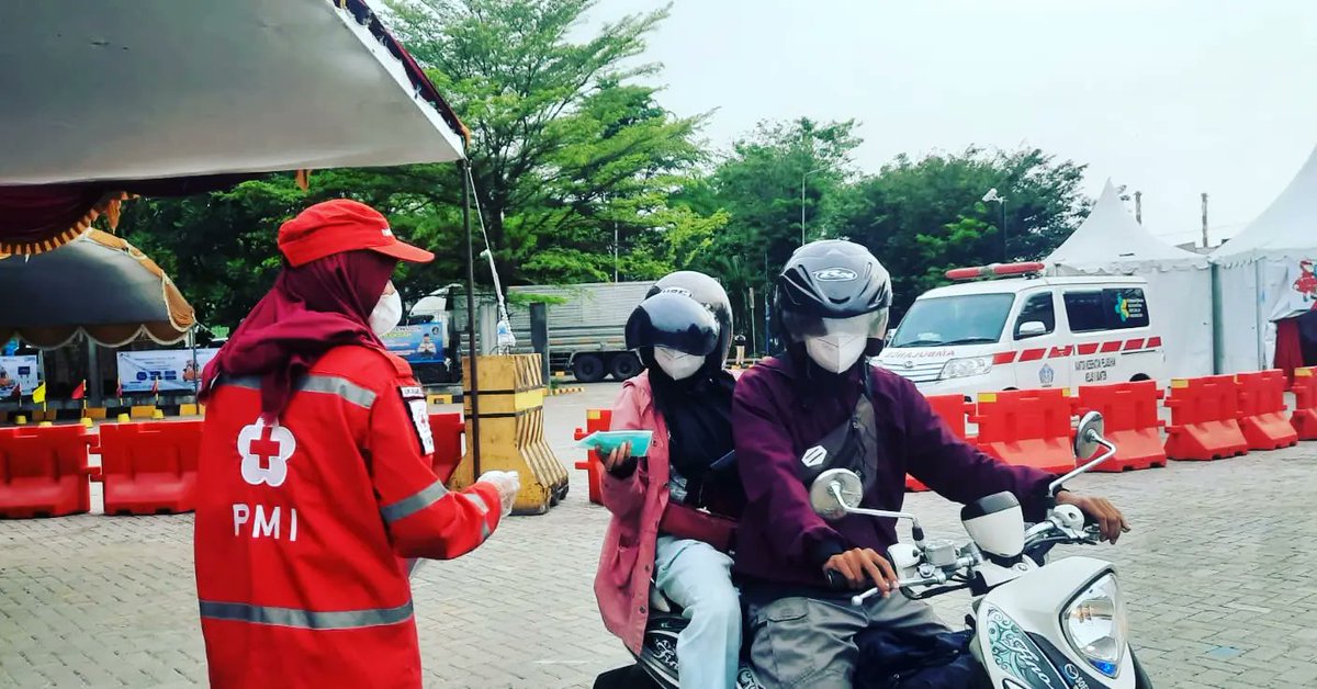 pmicilegon's tweet photo. Selasa, (18/4/2023) Relawan @pmicilegon bagikan masker kepada para pemudik disekiran Posko Siaga Lebaran yang berada di Pelabuhan Pelindo II Ciwandan, Kota Cilegon-Banten
#PMIKotaCilegon #PAMLebaran #PoskoSiagaLebaran #RelawanPMI #MudikLebaran #PMISlaluBantu #Cilegon #KotaCilegon https://t.co/jWrhAcSStE