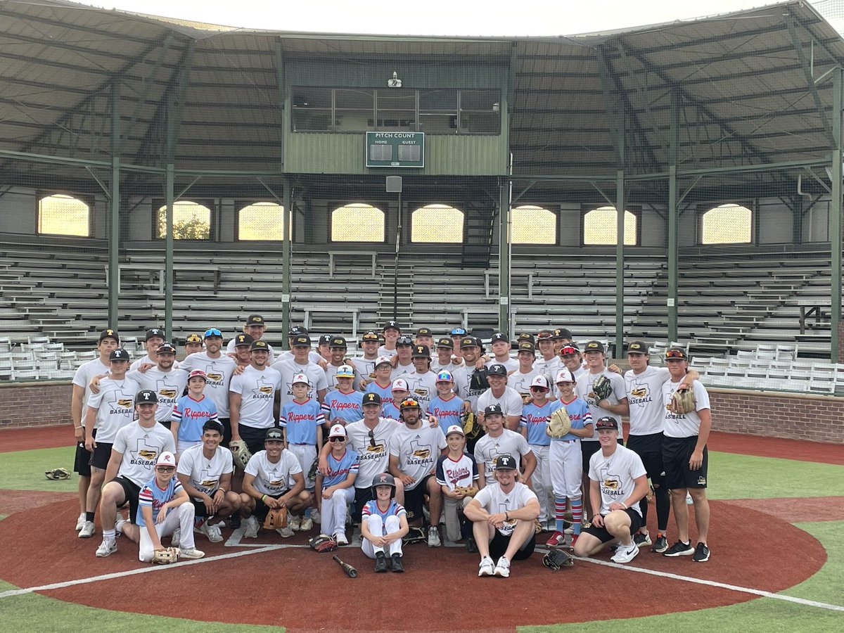 TJCBaseball's tweet photo. Great night last night hosting the East Texas Rippers out at Mike Carter Field! #FutureApaches #MoreThanJustAGame https://t.co/WUhJa7blih