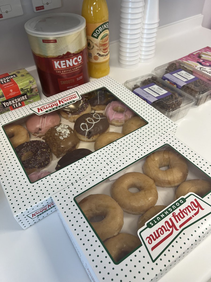katied98x's tweet photo. First ED Preceptee Meet &amp; Greet session done ✅ Lovely meeting our newly recruited nurses today with our senior team, current preceptees &amp; recruitment team. Touching base until induction 🧁☕️ @aligre999 @MichelleCatte12 @hevlouise1 @EmergencyWhh @RecruitmentWhh https://t.co/1lsfqbQTdE