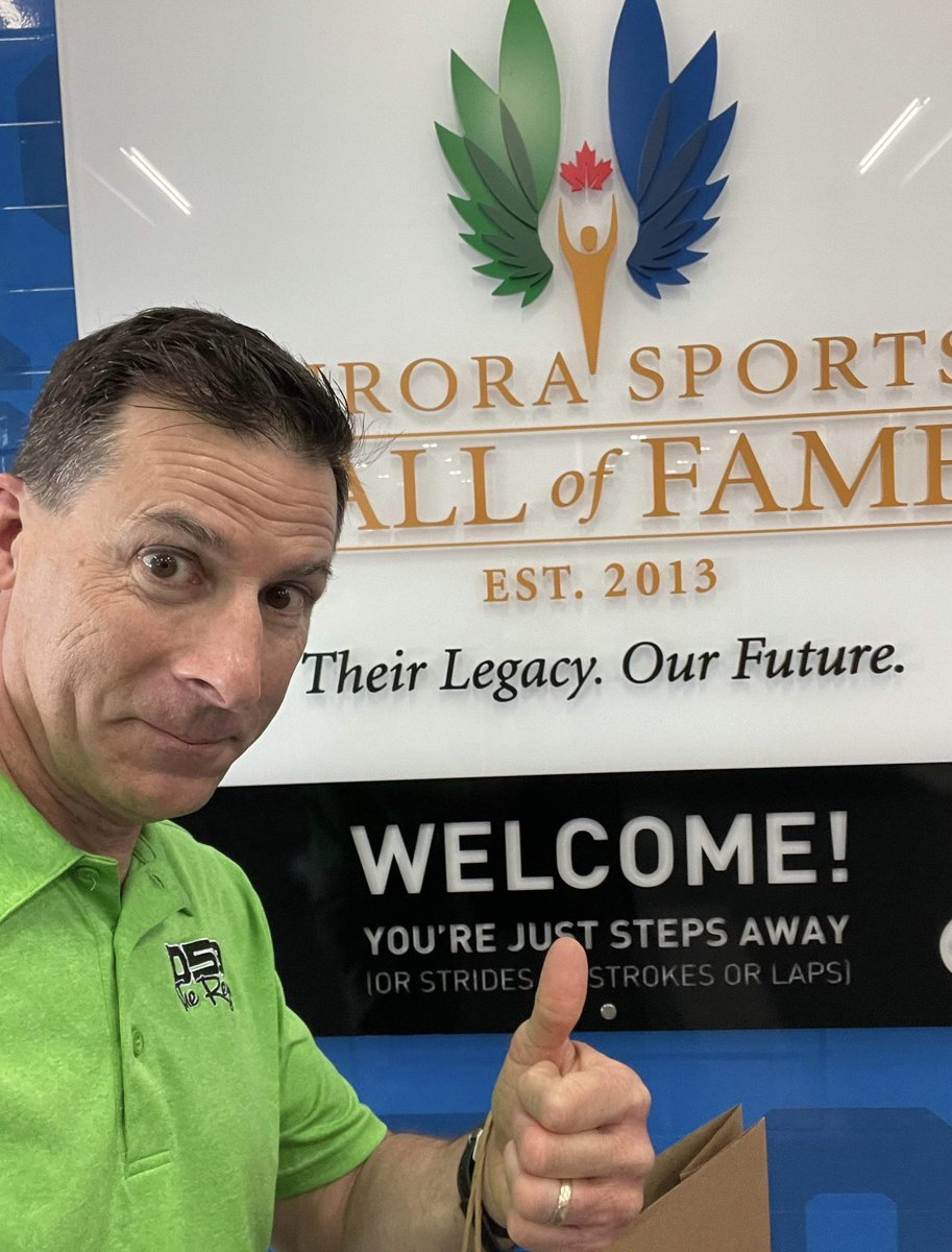 AuroraSHoF's tweet photo. Look who stopped by the @AuroraSHoF? None other than media personality, dear friend, and #CanadianDad, itβs @JimLangSports!
We appreciate you capturing the moment and as a thank you, we'll set aside one of our upcoming #ASHoF t-shirts with your name on it.
#AuroraONProud https://t.co/XUp1JkBDz9