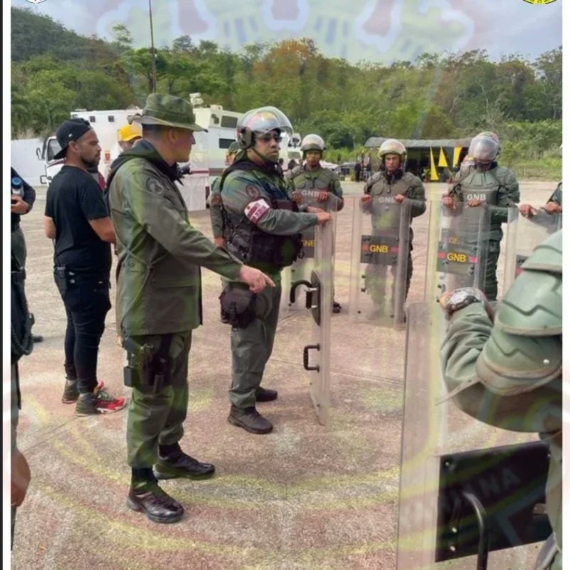 Amgnb_FanbV's tweet photo. #18Abr Nuestro GB. Félix Manuel Arnos Rodríguez, Director de @amgnb_fanb participó el día #17Abr en la inducción para los #CadetesDeLaUMBV en materia orden público realizada en la cancha de #ManiobrasConjuntasTerepaima2023. https://t.co/Ylrmt5aF9o