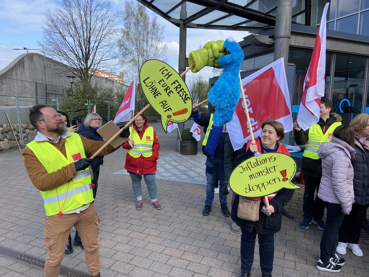 Die Hamburger Kolleg*innen der Krankenkasse IKK Classic sind heute im Warnstreik.
Für 10,5% mehr Gehalt, mindestens 400 Euro und 150,- für Azubis!
#verdi #verdisozialversicherung
