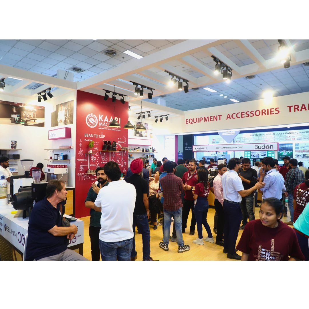 KREO_Design's tweet photo. Kreo collaborates with Kaapi Machines once again at the AAHAR exhibition 2023!
For the 2023 #aaharexhibition, #kaapimachines had a 3 side open stall and wanted to highlight the Modbar to attract people!
#stallldesign #spatialdesign #exhibitiondesign #aahar2023 #coffeemachines https://t.co/wQJvxpyZOn