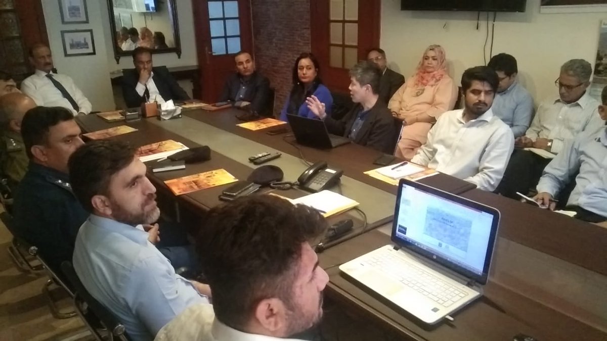 کمشنر لاہور محمد علی رندھاوا اورڈی جی والڈ سٹی کامران لاشاری کی زیرصدارت اجلاس۔
رم مارکیٹ منتقل کررہے ہیں۔شاہ غوث لائبریری کو ملٹی پرپز بنائینگے۔ تمام پبلک ٹوائلٹس کا ڈیزائن اندرون لاہور آرکیٹیکچر کے مطابق ہوگا۔ٹورسٹس کیلئے پارکنگ ایریا ناگزیر ہے۔بنالے فاونڈیشن نے بریفنگ بھی دی