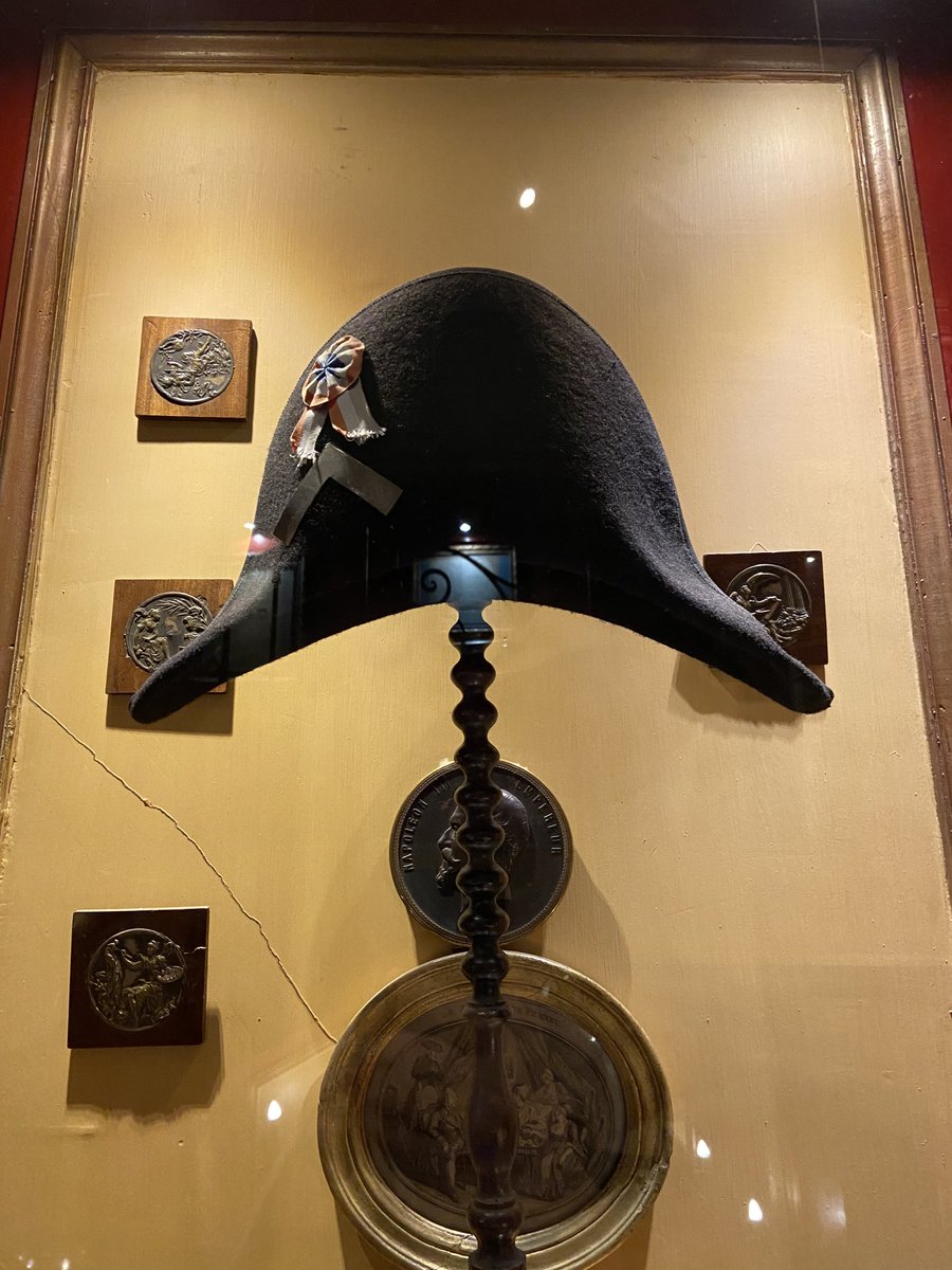 Napoleon tykkäsi syödä ja juoda hyvin. Legendan mukaan hän jätti Le Procope -raflaan hattunsa pantiksi siitä, että maksaa kapakkalaskunsa. Hattu on yhä ravintolassa, joten se siitä luotettavuudesta.

#Pariisi #Napoleon