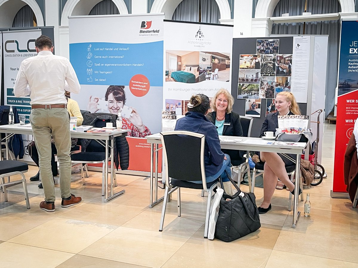 hkhamburg's tweet photo. **Jetzt #Könnenlernen: Azubi-Speeddating in der Handelskammer**
Beim #Azubispeeddating heute in der Handelskammer treffen Ausbildungsplatzsuchende auf Ausbildungsunternehmen, die noch kurzfristig auf der Suche nach dem perfekten Match sind. Im 10-Minuten-Takt finden kurze https://t.co/gQ0ugw0YTo