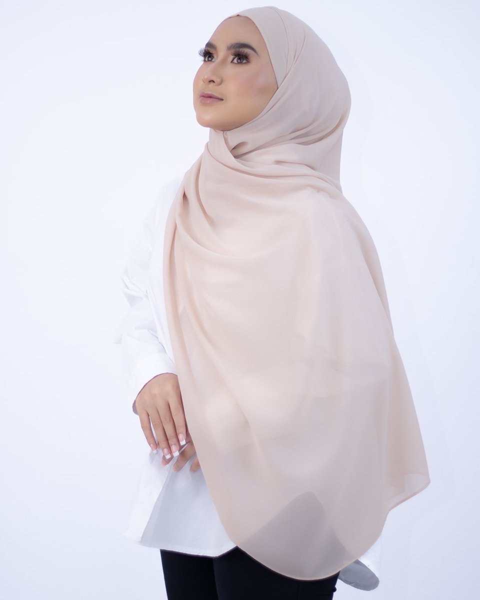 Analiyahijab's tweet photo. The go to go malas shawl korang

I boleh cakap this 3 colors memaang wajib ada dalam wardrobe korang sebab dia senang gila nak match with any outfits

N,of course colors ni sesuai untuk semua skin tone

Ws je i nak tnya apa2 ☺️ https://t.co/tgZvYYuUSU