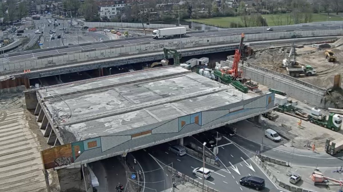 RWS_SAA's tweet photo. 🏗🚧 We slopen dit weekend het viaduct over de Keizer Karelweg. Dat doen we met een 300 tons kraan, de grootste kraan van Nederland.

De kraan bouwen we ter plaatse op. Dat kan je live volgen met onze webcambeelden. Zo volg je natuurlijk ook de sloop.🎥
👉 https://t.co/SfimyL0Qdu https://t.co/CcNsskfURJ