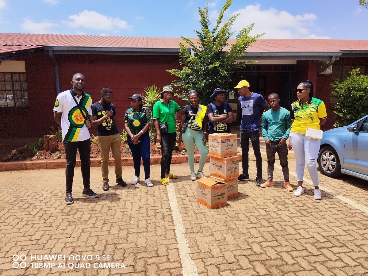 AncylWard11's tweet photo. Ancyl ward11
Chiawecca branch
We have an ongoing program where we give sanitary pads and cosmetics to our youth in the community ,we don't only focus on girls with sanitary pads but we give to the young boys too who also can't afford cosmetics. 
@CyrilRamaphosa 
@PresidencyZA https://t.co/0F7FYnJLLk