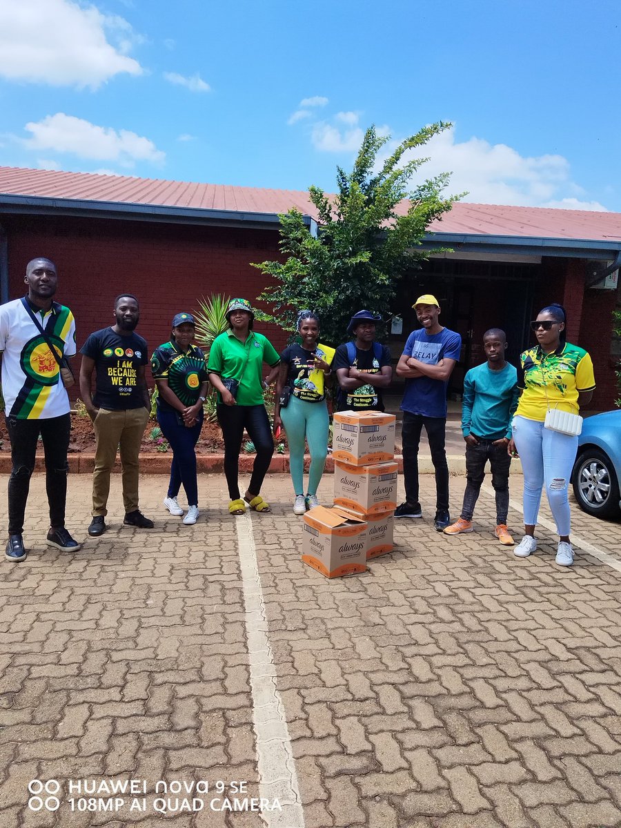 AncylWard11's tweet photo. Ancyl ward11
Chiawecca branch
We have an ongoing program where we give sanitary pads and cosmetics to our youth in the community ,we don't only focus on girls with sanitary pads but we give to the young boys too who also can't afford cosmetics. 
@CyrilRamaphosa 
@PresidencyZA https://t.co/0F7FYnJLLk