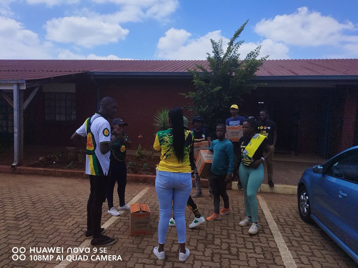 AncylWard11's tweet photo. Ancyl ward11
Chiawecca branch
We have an ongoing program where we give sanitary pads and cosmetics to our youth in the community ,we don't only focus on girls with sanitary pads but we give to the young boys too who also can't afford cosmetics. 
@CyrilRamaphosa 
@PresidencyZA https://t.co/0F7FYnJLLk