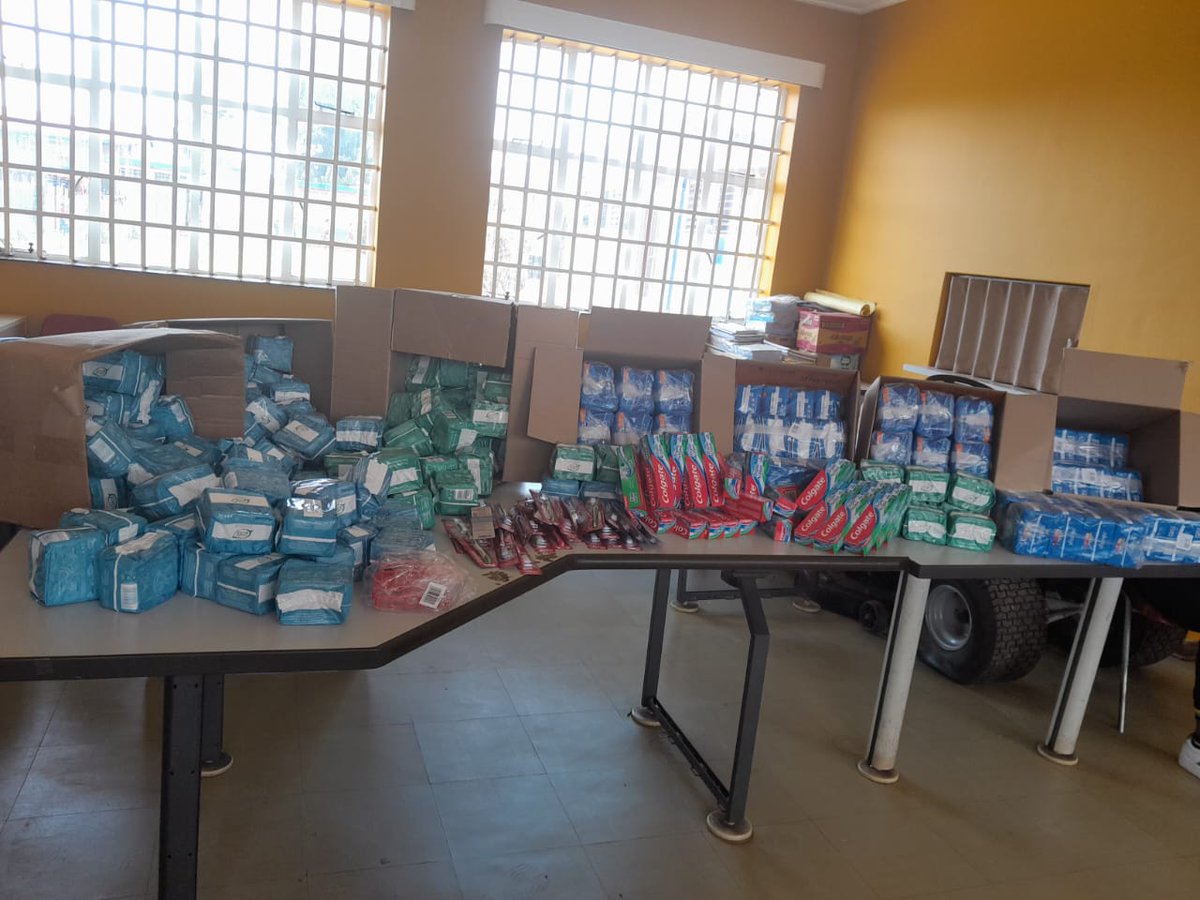 AncylWard11's tweet photo. Ancyl ward11
Chiawecca branch
We have an ongoing program where we give sanitary pads and cosmetics to our youth in the community ,we don't only focus on girls with sanitary pads but we give to the young boys too who also can't afford cosmetics. 
@CyrilRamaphosa 
@PresidencyZA https://t.co/0F7FYnJLLk