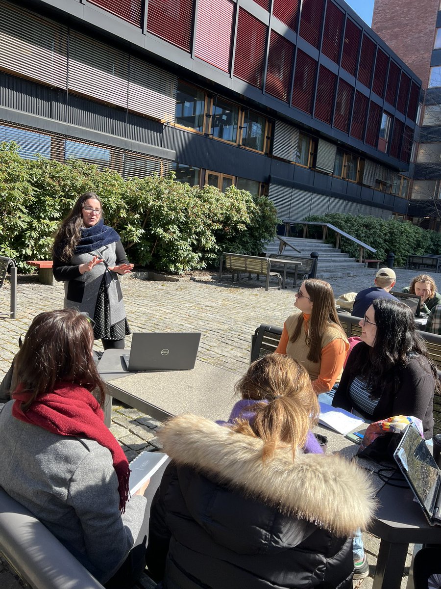 <a href="/CoyeCamille/">Coye Camille</a> blowing my linguistics students minds, teaching all things ethology and comparative cognition 🤯🔥✨