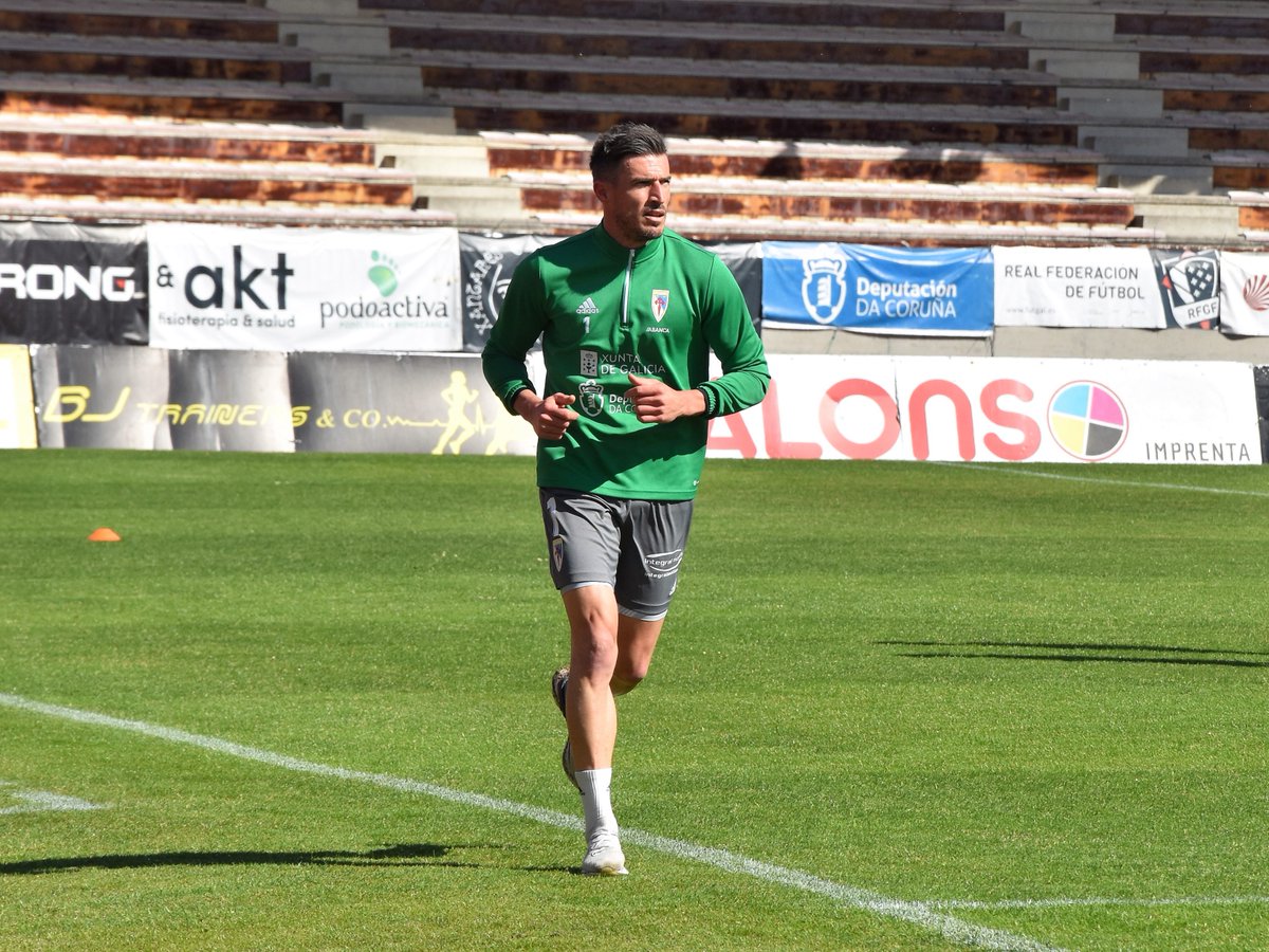 SD_Compostela's tweet photo. 🧤 A recuperación de 𝐏𝐚𝐭𝐨 segue a moi bo ritmo!!! Este pasado domingo xa o puidemos ver trotando antes do inicio do partido!!!

💙 Xa queda menos para velo de volta sobre o verde!!! 🙌 https://t.co/3HesW3bh0q